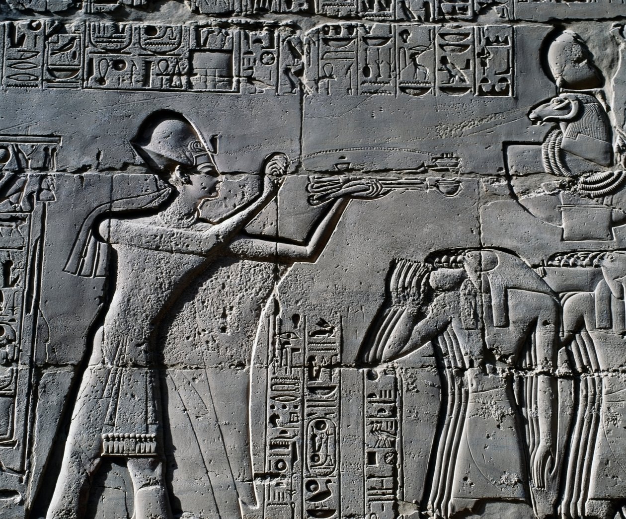 Ramzes II przed świętą łodzią, relief, wewnętrzne ściany Wielkiej Sali Hipostylowej, kompleks świątynny w Karnaku (Lista światowego dziedzictwa UNESCO) autorstwa Egyptian 19th Dynasty