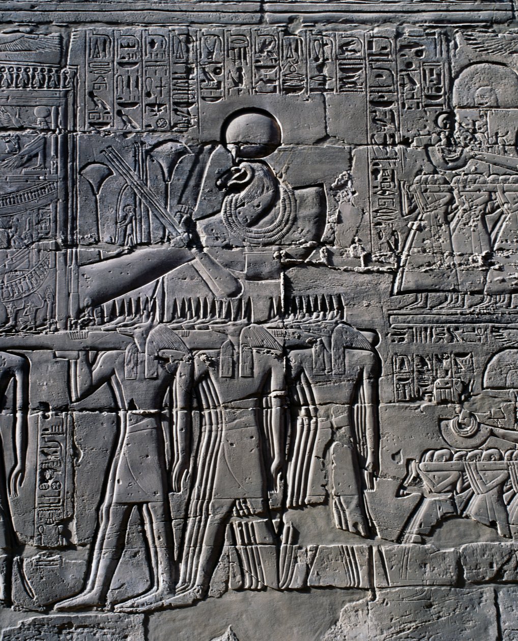 Ramzes II przed świętą łodzią, relief, wewnętrzne ściany Wielkiej Sali Hipostylowej, kompleks świątynny w Karnaku (Lista światowego dziedzictwa UNESCO) autorstwa Egyptian 19th Dynasty