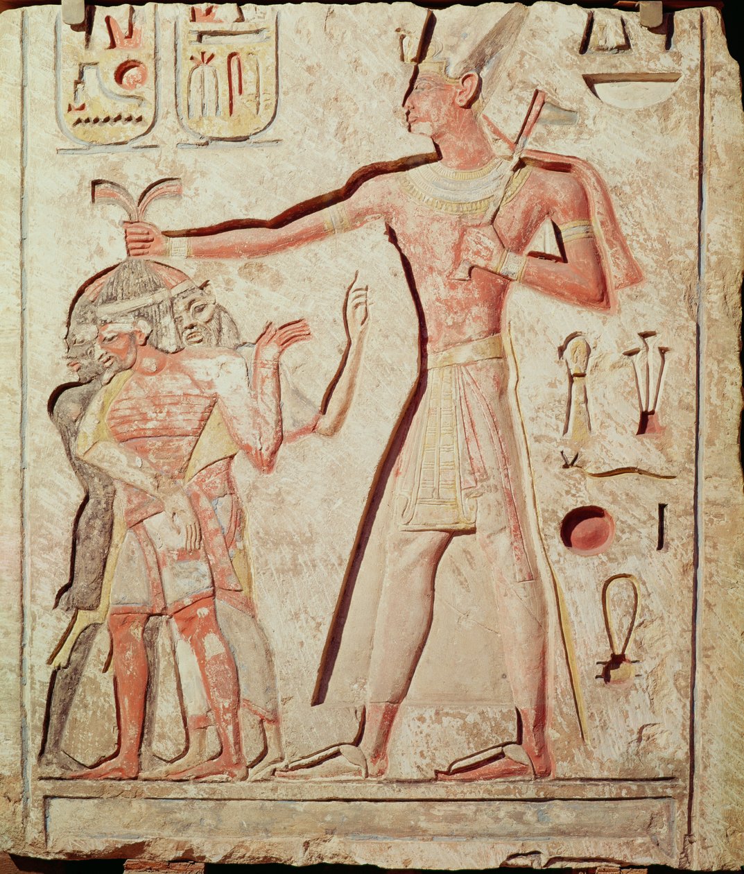 Ramzes (1279-1213 p.n.e.) bijący swoich wrogów (malowany relief wapienny, 19. dynastia) autorstwa Egyptian 19th Dynasty