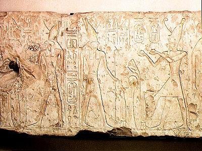 Relief przedstawiający Ramzesa II (1279-1213 pne) składającego rytualne ofiary rodzinie Ozyrysa, fragment prawej strony z Ramzesem ofiarującym dwie flaszki wina Horusowi, z Abydos, Nowe Państwo (wapień) autorstwa Egyptian 19th Dynasty