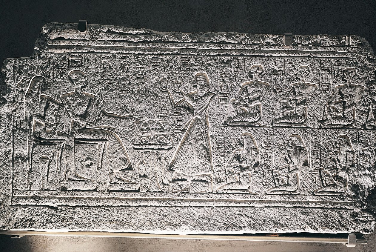 Ulga Ptahotepa i Tausereta z Sakkary, para otrzymująca oferty od najstarszego syna Amenheba i innych dzieci autorstwa Egyptian 19th Dynasty