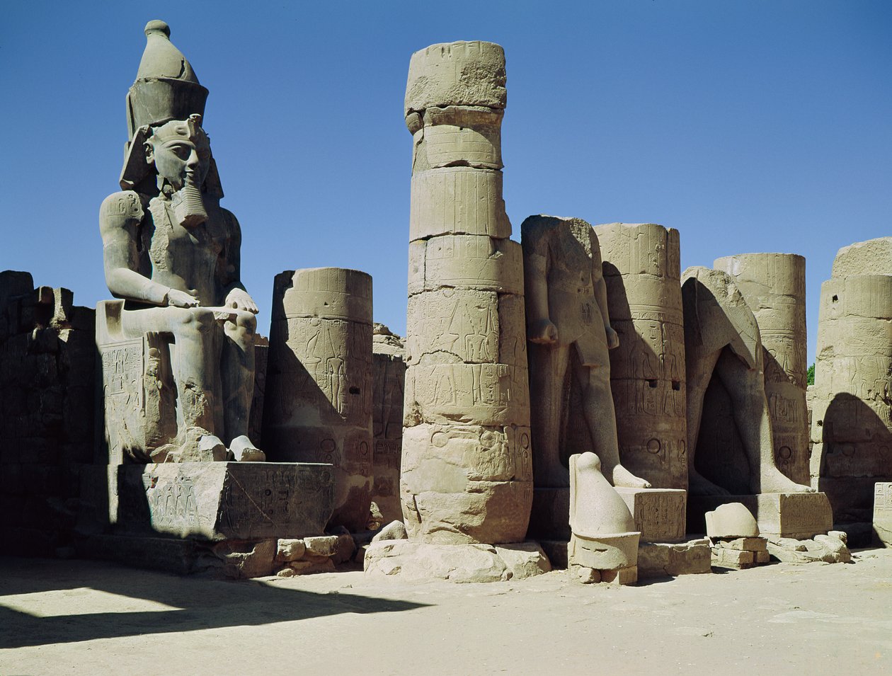 Siedzący posąg Ramzesa II (ok. 1279-1213 pne) na dworze perystylowym, Nowe Królestwo autorstwa Egyptian 19th Dynasty