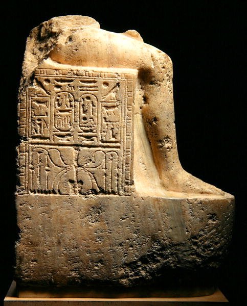 Widok z boku fragmentu posągu Ramzesa II (1279-13) i małżonki, Nowe Państwo (alabaster) (patrz też 241414) autorstwa Egyptian 19th Dynasty