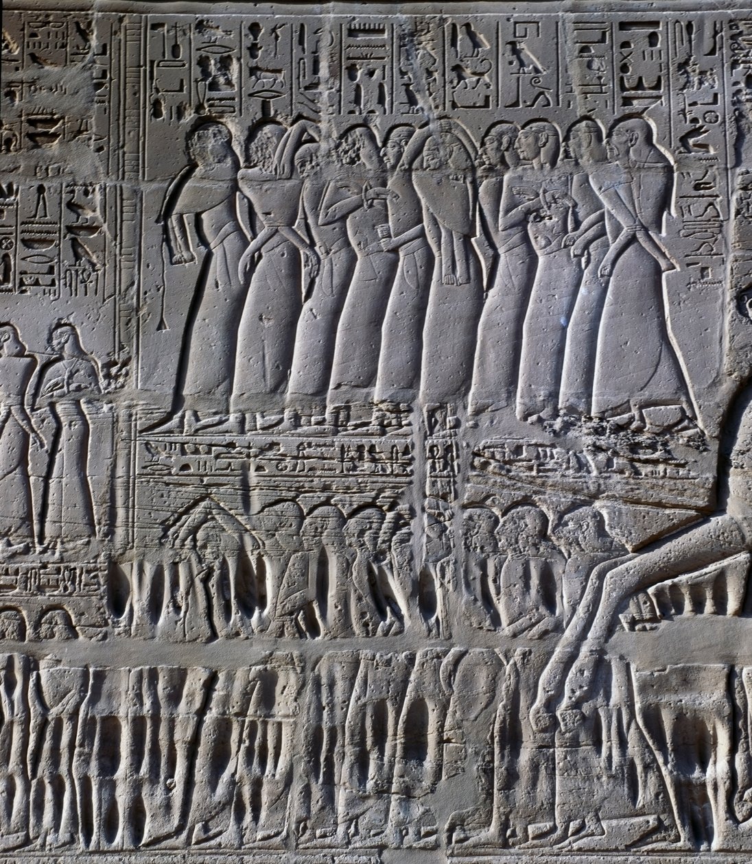 Więźniowie, szczegół sceny przedstawiającej kampanie Setiego I w Syrii i Palestynie, relief, północna zewnętrzna ściana Wielkiej Sali Hypostylowej, kompleks świątynny w Karnaku (lista światowego dziedzictwa UNESCO) autorstwa Egyptian 19th Dynasty