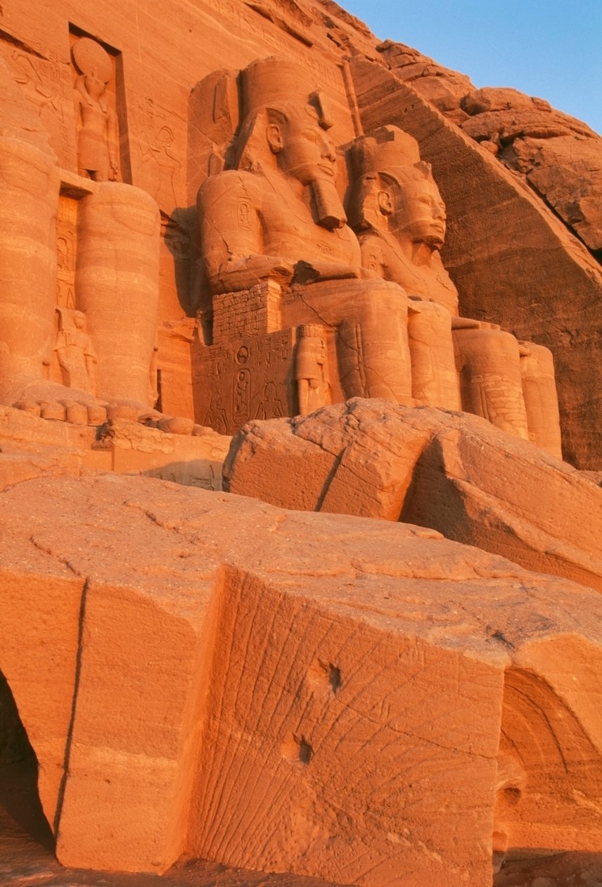 Widok fasady Wielkiej Świątyni Ramzesa II o świcie, Abu Simbel (lista światowego dziedzictwa UNESCO) autorstwa Egyptian 19th Dynasty