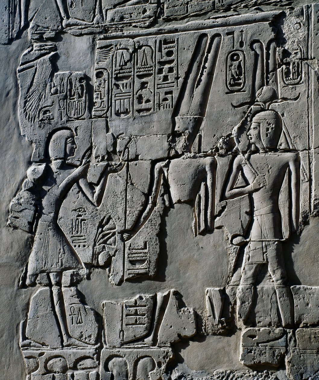 Młody Ramzes II przed bogiem Amonem, detal ze sceny składania ofiar bogom, relief, wewnętrzne ściany Wielkiej Sali Hypostylowej, kompleks świątynny w Karnaku (Lista światowego dziedzictwa UNESCO) autorstwa Egyptian 19th Dynasty