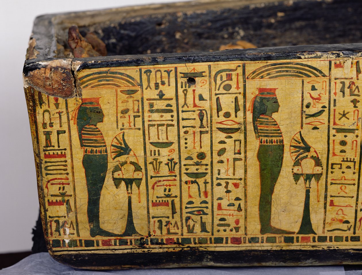Nesiamono mumijos išorinio karsto pagrindo detalė, galbūt rasta Deir El Bahri mieste, Naujojoje karalystėje, apie 1100 m. pr. Kr. (dažyta mediena)polis autorstwa Egyptian 20th Dynasty