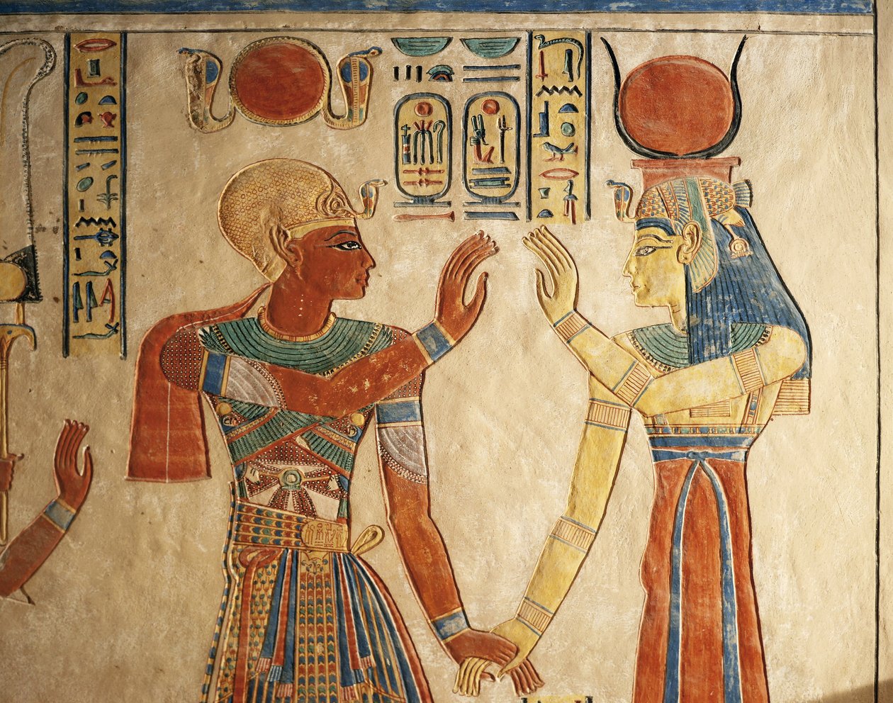 Egipt, Luksor, Starożytne Teby, Dolina Królowych, Grobowiec Amonherkhopeszafa, malowana płaskorzeźba przedstawiająca faraona Ramzesa III przed Izydą autorstwa Egyptian 20th Dynasty