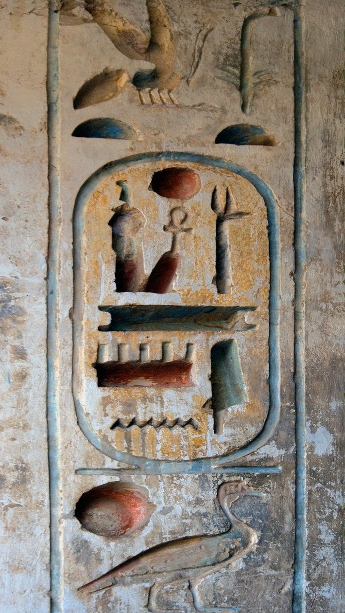Starożytność egipska: nabój faraona Ramzesa III. Świątynia Pogrzebowa Ramzesa III (1187-1156 pne). Luksor, Egipt autorstwa Egyptian 20th Dynasty