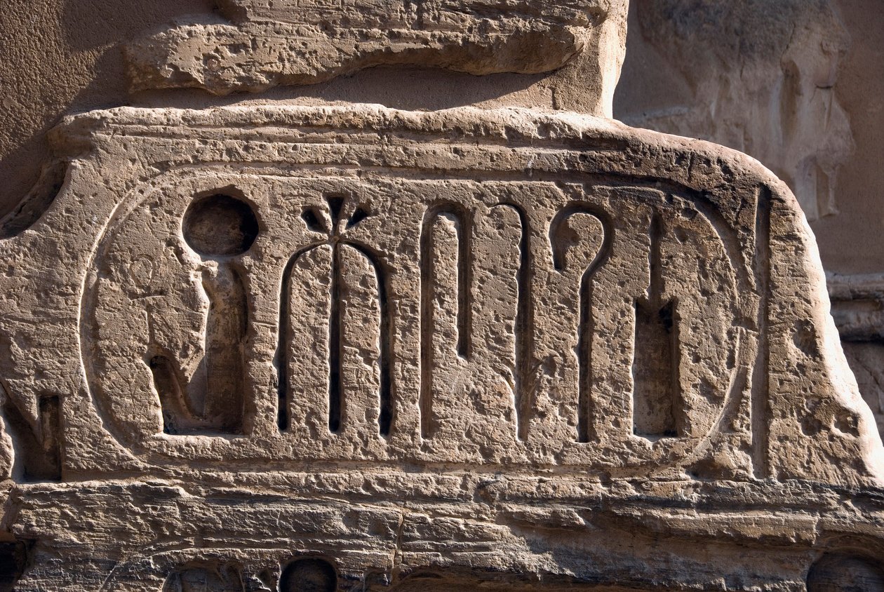 Starożytność egipska: nabój faraona Ramzesa III. Świątynia Pogrzebowa Ramzesa III (1187-1156 pne). Luksor, Egipt autorstwa Egyptian 20th Dynasty