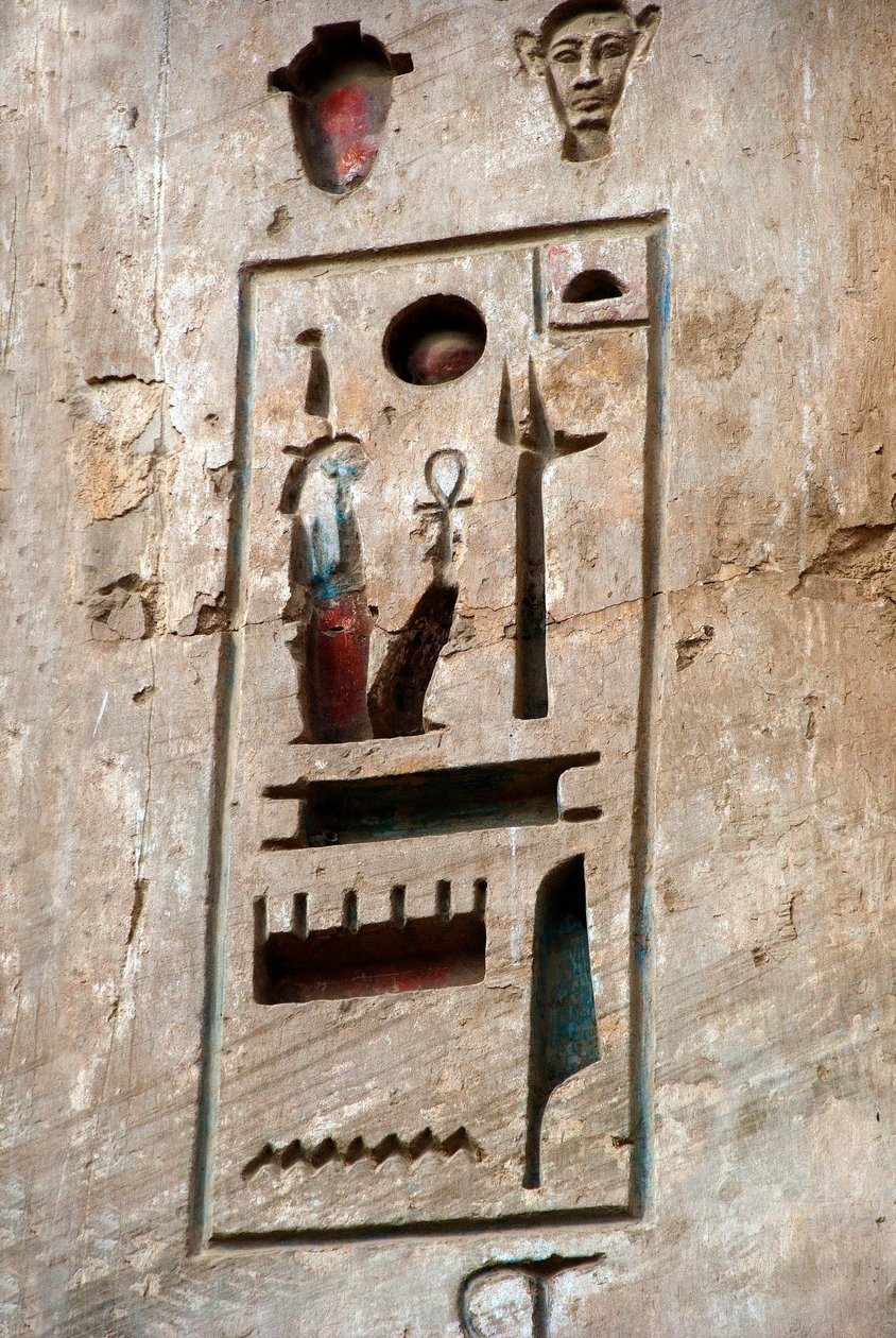 Starożytność egipska: pierwszy dwór, detal przedstawiający nabój. Świątynia pogrzebowa Ramzesa III (1187-1156 pne). Luksor, Medinet Habou, Egipt autorstwa Egyptian 20th Dynasty