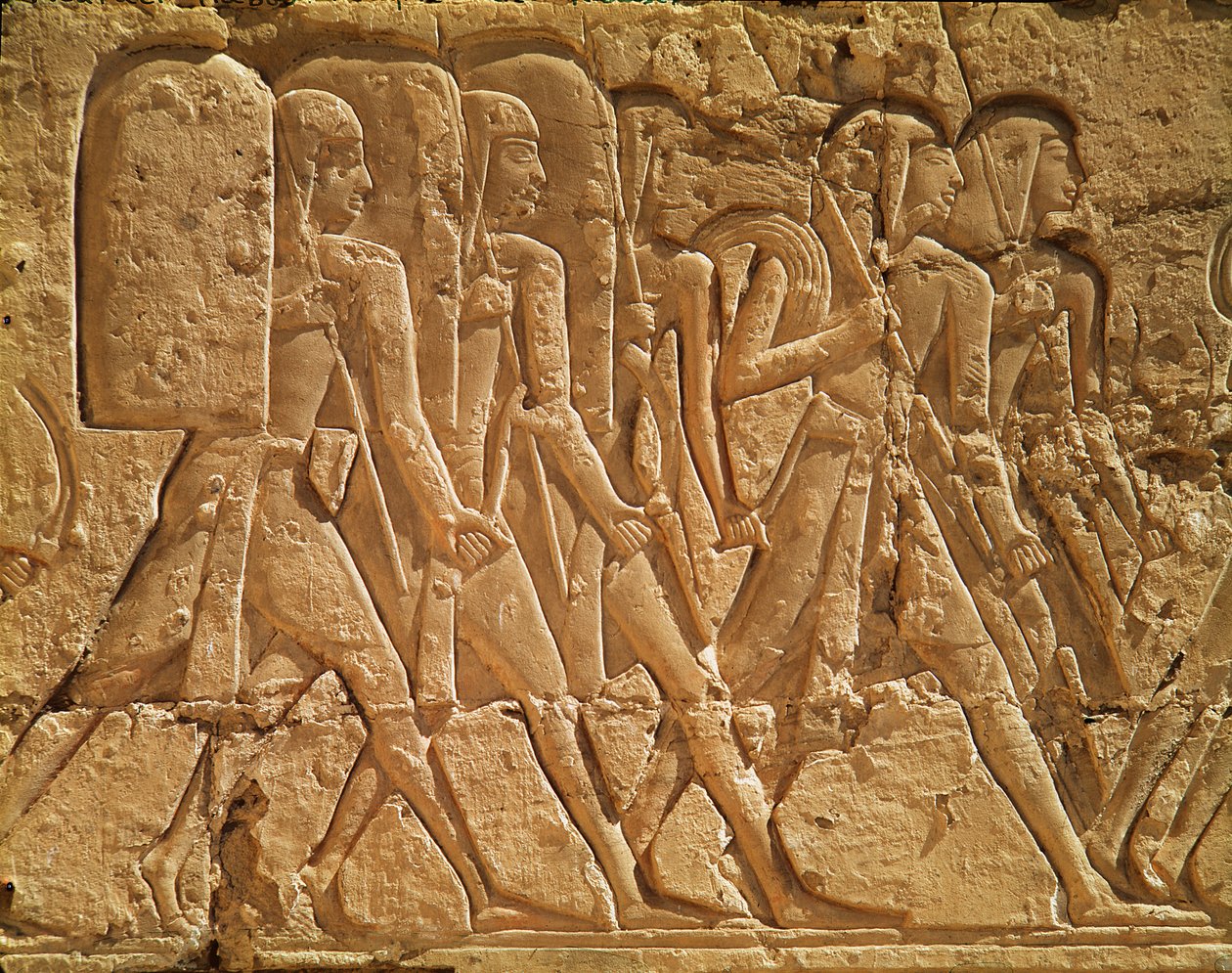 Relief przedstawiający sług niosących linę i broń, ze świątyni grobowej Ramzesa III (ok.1184-1153 p.n.e.) Nowe Królestwo autorstwa Egyptian 20th Dynasty