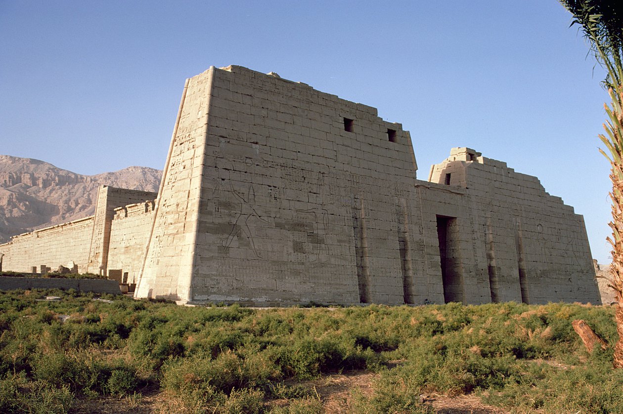 Widok na pierwszy pylon świątyni grobowej Ramzesa III (ok.1184-1153 p.n.e.) Nowe Królestwo autorstwa Egyptian 20th Dynasty