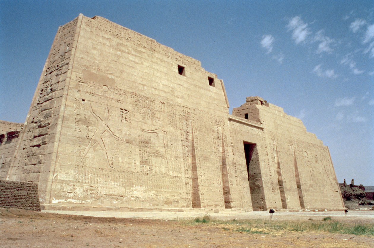Widok na pierwszy pylon świątyni grobowej Ramzesa III (ok.1184-1153 p.n.e.) Nowe Królestwo autorstwa Egyptian 20th Dynasty