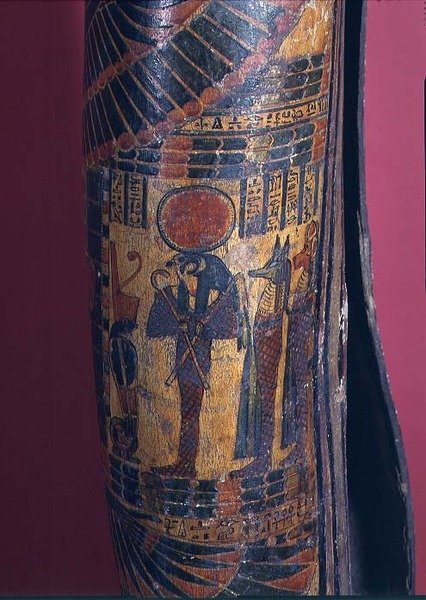 Fragment sarkofagu przedstawiający Re-Harakhty z dyskiem słonecznym, trzymający berła kijów i cepów, stojących za nimi dwóch synów Horusa, trzeci okres pośredni, 850-730 p.n.e. (zaprawa polichromowana) (detal 83357) autorstwa Egyptian 22nd Dynasty