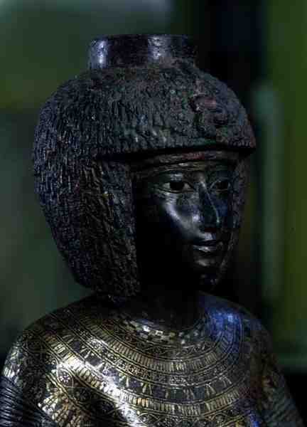 Posąg Boskiej Adoratorki Karomamy, III Okres Przejściowy (brąz ze złotem, srebrem i elektrum) (detal z 127647) autorstwa Egyptian 22nd Dynasty