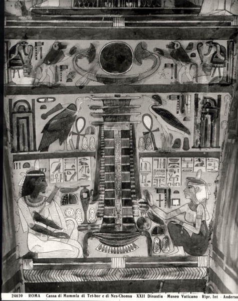 Dwie postacie zmarłych namalowane na boku beczki mumii Tet-Hova i Nes-Chonsu (sarkofag) (zdjęcie czarno-białe) autorstwa Egyptian 22nd Dynasty
