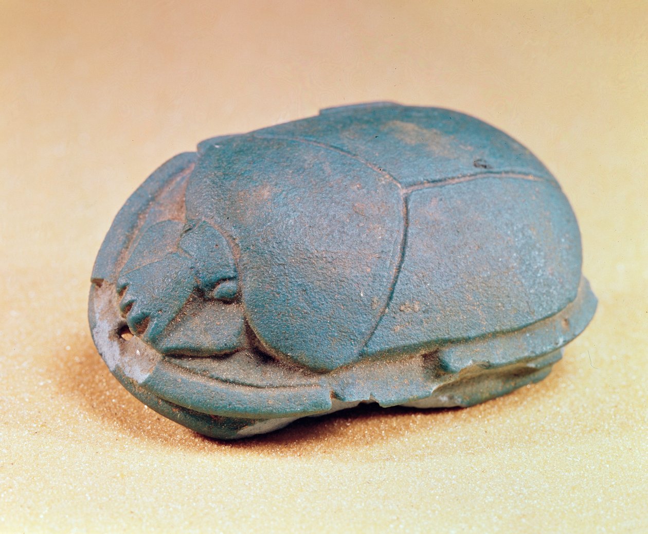 Skarabeusz z paciorków na szyi mumii, okres późny, ok.600 pne (niebieska pasta szklana) autorstwa Egyptian 26th Dynasty