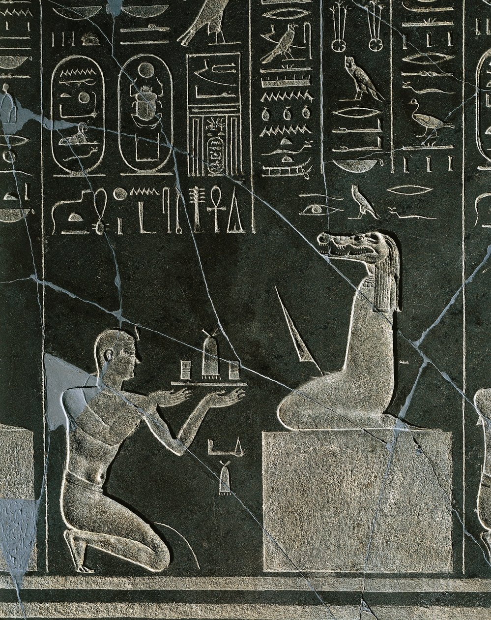 Dolerytowa płaskorzeźba Nektanebo I, króla ofiarującego podarunek demonowi o krokodylej głowie, z Heliopolis w świątyni Atum autorstwa Egyptian 30th Dynasty