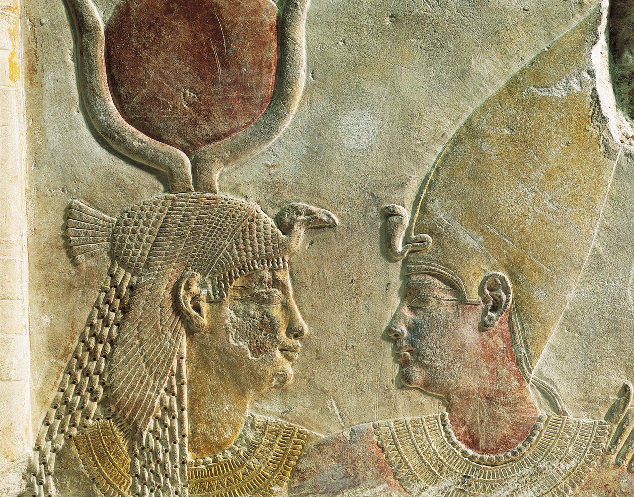 Król Nektanebo II (360-343 p.n.e.) powitany przez boginię Izydę, malowany płaskorzeźba z wapienia, z Serapeum w Sakkarze, detal autorstwa Egyptian 30th Dynasty