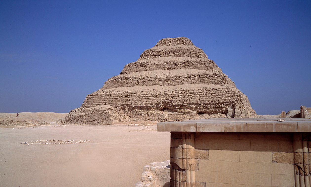 Starożytność Egiptu: Widok piramidy Sakkarah. Budowa Imhotepa dla króla Djesera (około 2700 pne) (3rd dynastia) Sakkara, Egipt autorstwa Egyptian 3rd Dynasty