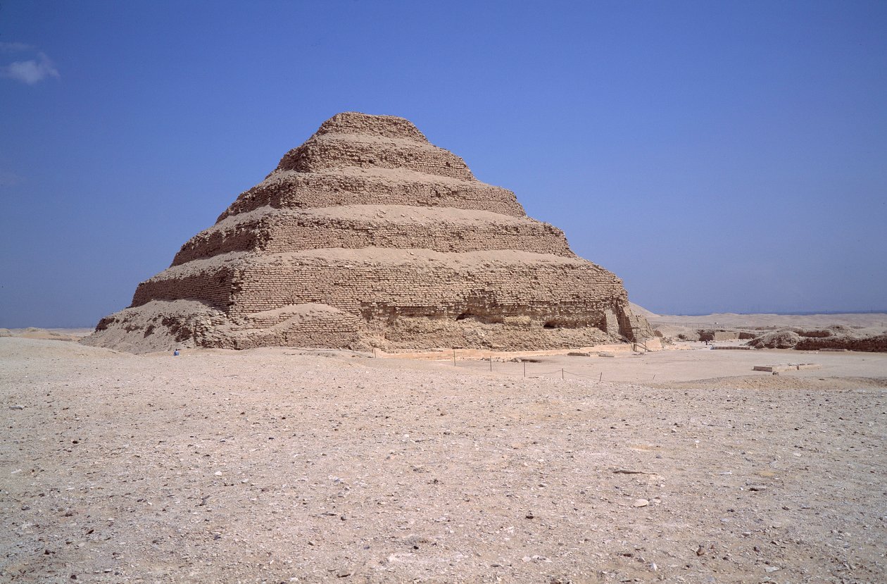 Starożytność Egiptu: Widok piramidy Sakkarah. Budowa Imhotepa dla króla Djesera (około 2700 pne) (3rd dynastia) Sakkara, Egipt autorstwa Egyptian 3rd Dynasty
