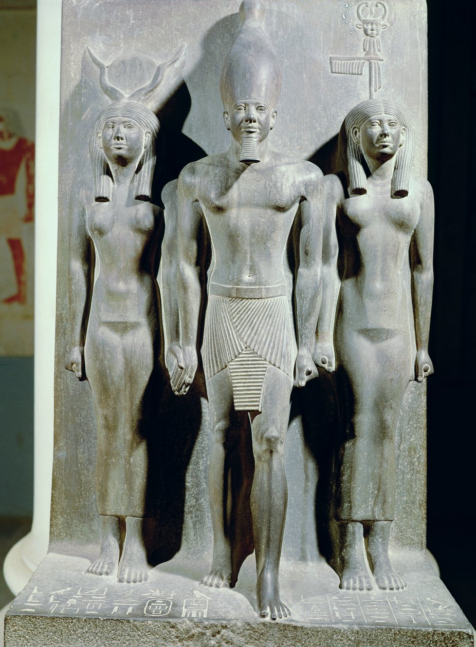 Triada Menkaure (Mycerinus) z boginią Hathor i boginią nomu Aphroditopolis, zaczerpnięta ze Świątyni Doliny Piramidy Menkaure w Gizie, Stare Państwo, ok. 2529 pne (łupka) (patrz autorstwa Egyptian 4th Dynasty