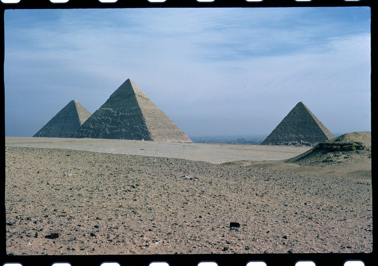 Widok na piramidy Chufu, Chefrena i Menkaure, Stare Państwo autorstwa Egyptian 4th Dynasty