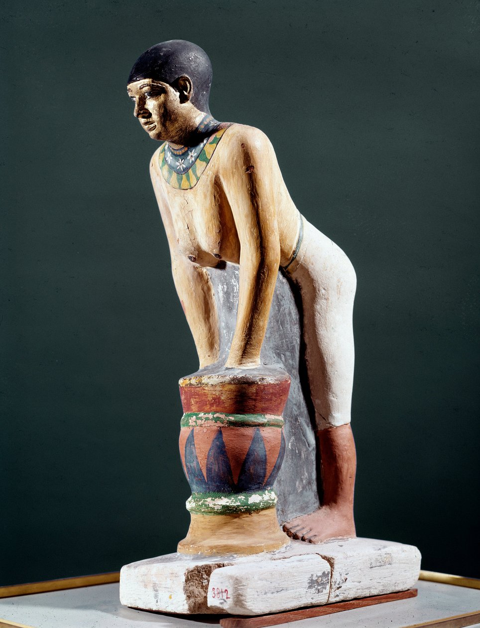 Starożytność egipska: „”Egipski jęczmień pracujący na piwo”” Figurka. V dynastia. 2400 pne. Florencja, Museo Archeologico - Starożytności egipskie: Egipcjanka filtrująca chleb jęczmienny do produkcji piwa. Statuetka. V dynastia. 2400 pne. Narodowy Archeolo autorstwa Egyptian 5th Dynasty