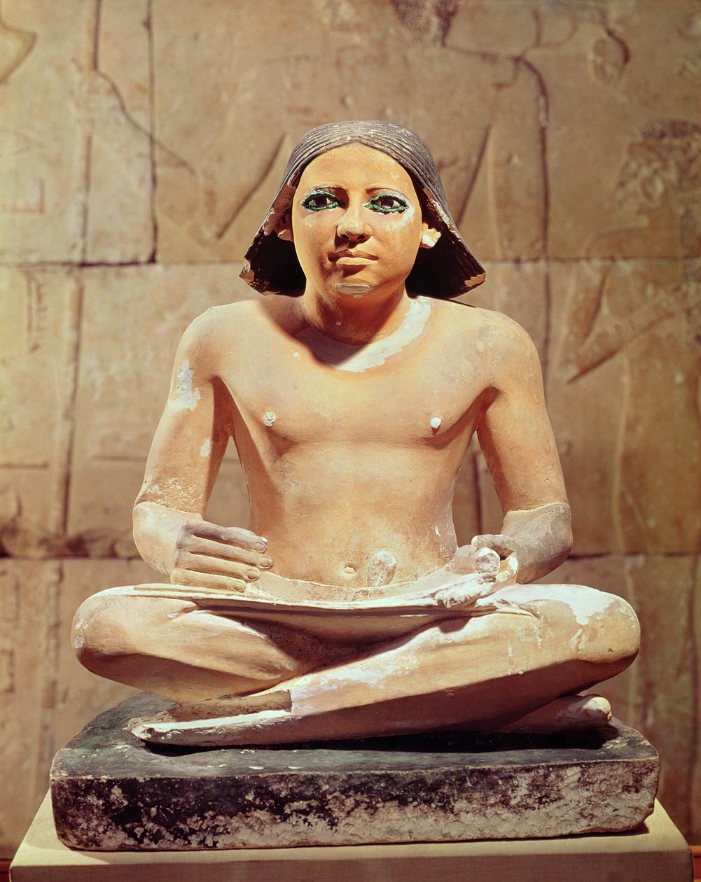 Skryba siedzący ze skrzyżowanymi nogami trzymający zwój papirusu, z Sakkary, Stare Królestwo ok. 2475 r. p.n.e. (wapień) autorstwa Egyptian 5th Dynasty