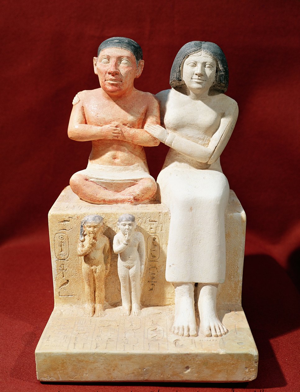 Statuetka karła Seneba i jego rodziny, ok. 2475 pne (malowany wapień) autorstwa Egyptian 5th Dynasty