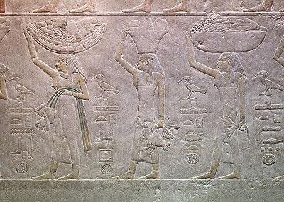 Kobiety personifikujące domeny śmierci i przynoszące ofiary z Mastaby Achutotepu, Stare Królestwo (malowany wapień) autorstwa Egyptian 5th Dynasty