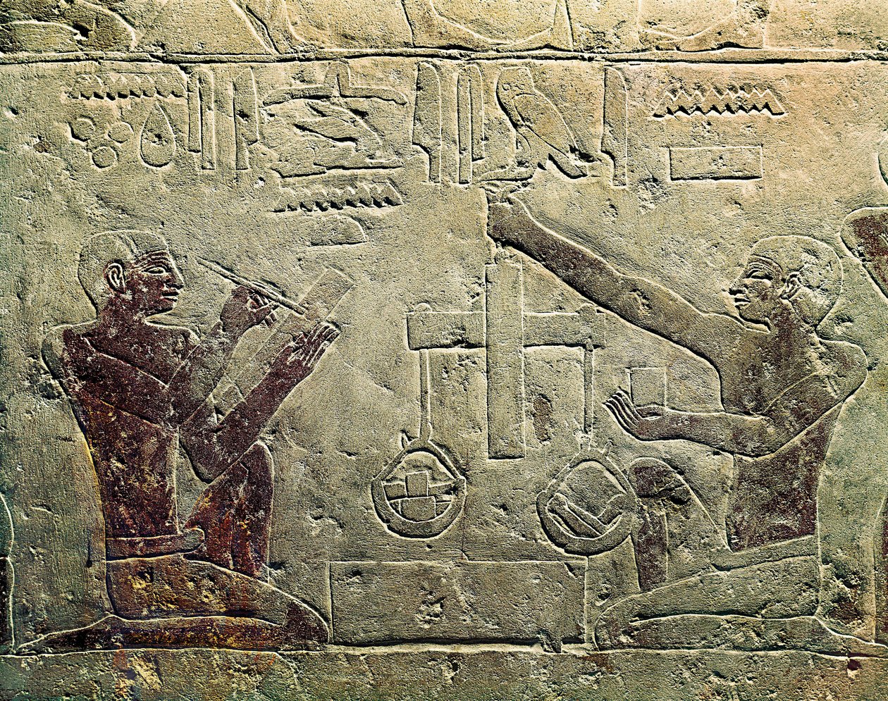 Płaskorzeźba przedstawiająca kupca i klienta: jedna z postaci używa skali, podczas gdy druga robi notatki, ok. 2465-2323 p.n.e. autorstwa Egyptian 6th Dynasty