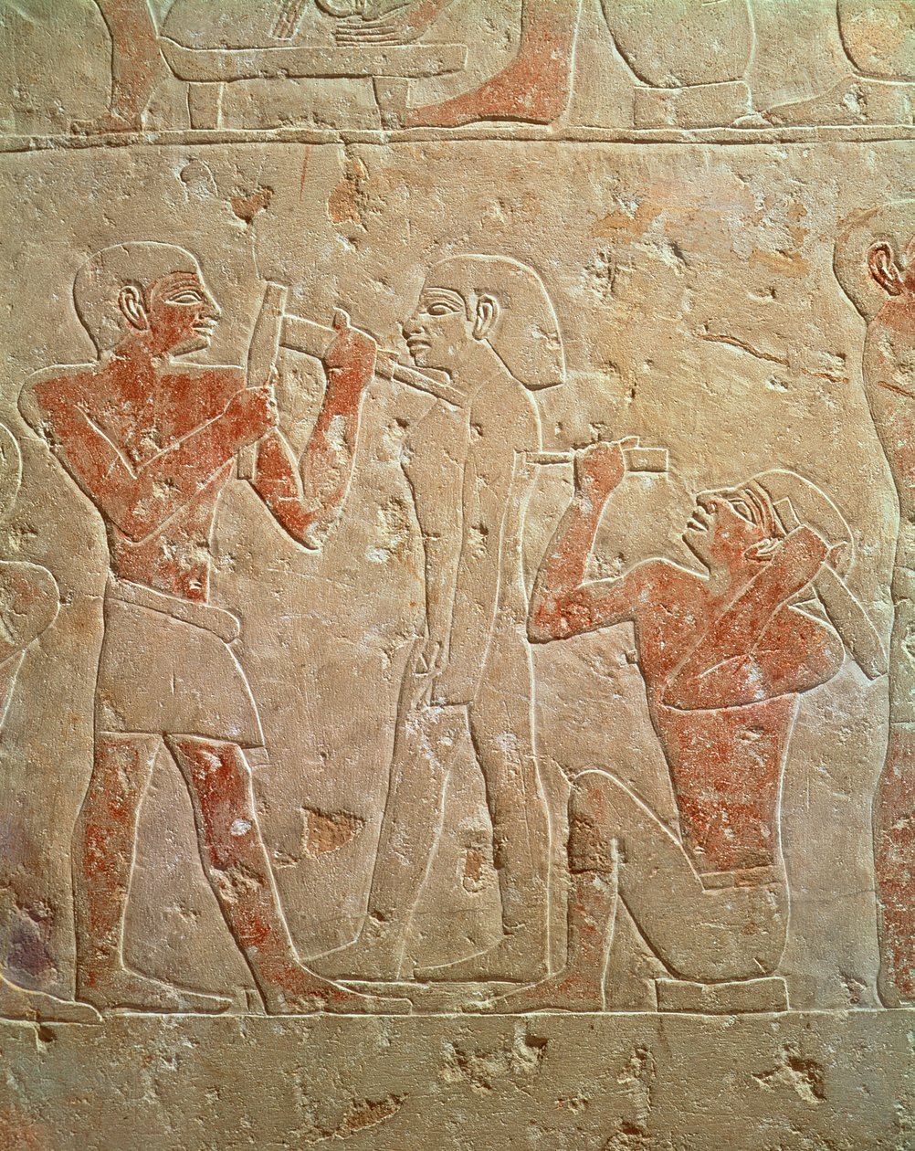 Relief przedstawiający dwóch rzeźbiarzy rzeźbiących posąg, z mastaby Kaemrehu, Sakkara, Stare Państwo, ok. 2325 pne (malowany wapień) autorstwa Egyptian 6th Dynasty