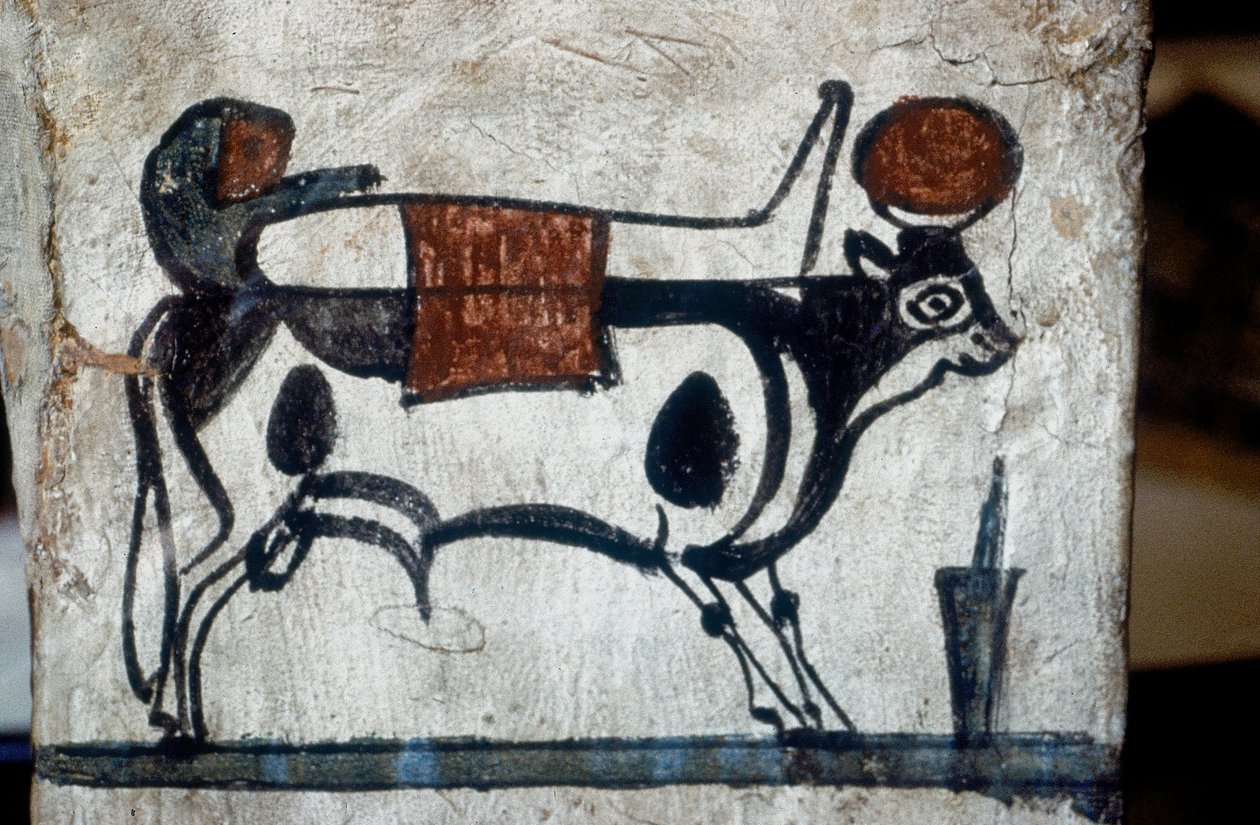 Detal drewnianego sarkofagu z przedstawieniem świętego byka Api niosącego na grzbiecie mumię (mural) autorstwa Egyptian Egyptian