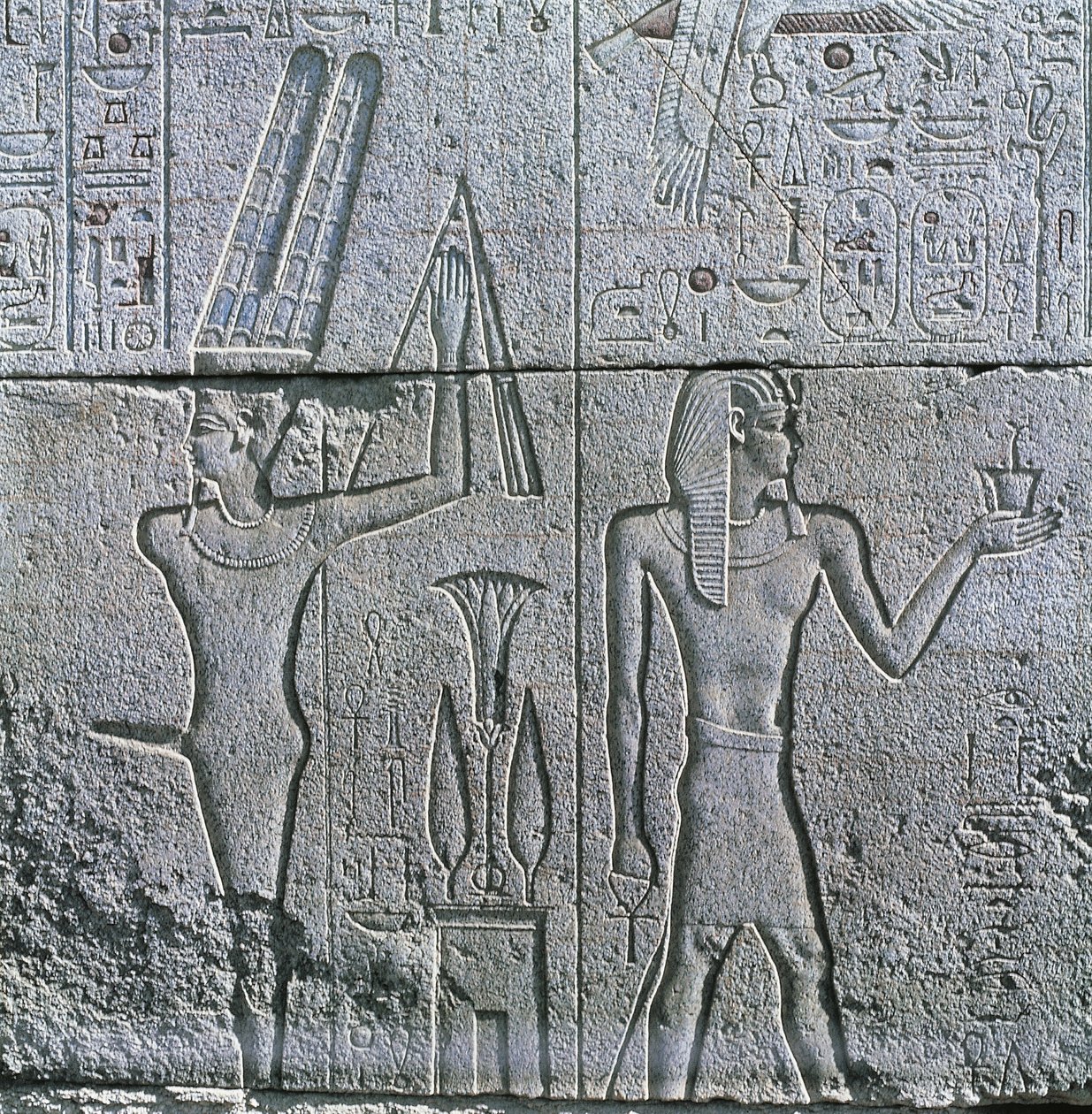 Egipt, Starożytne Teby, Luksor, Karnak, płaskorzeźba boga Mina i Filipa III Arrhidaeusa w Wielkiej Świątyni Amona autorstwa Egyptian Egyptian