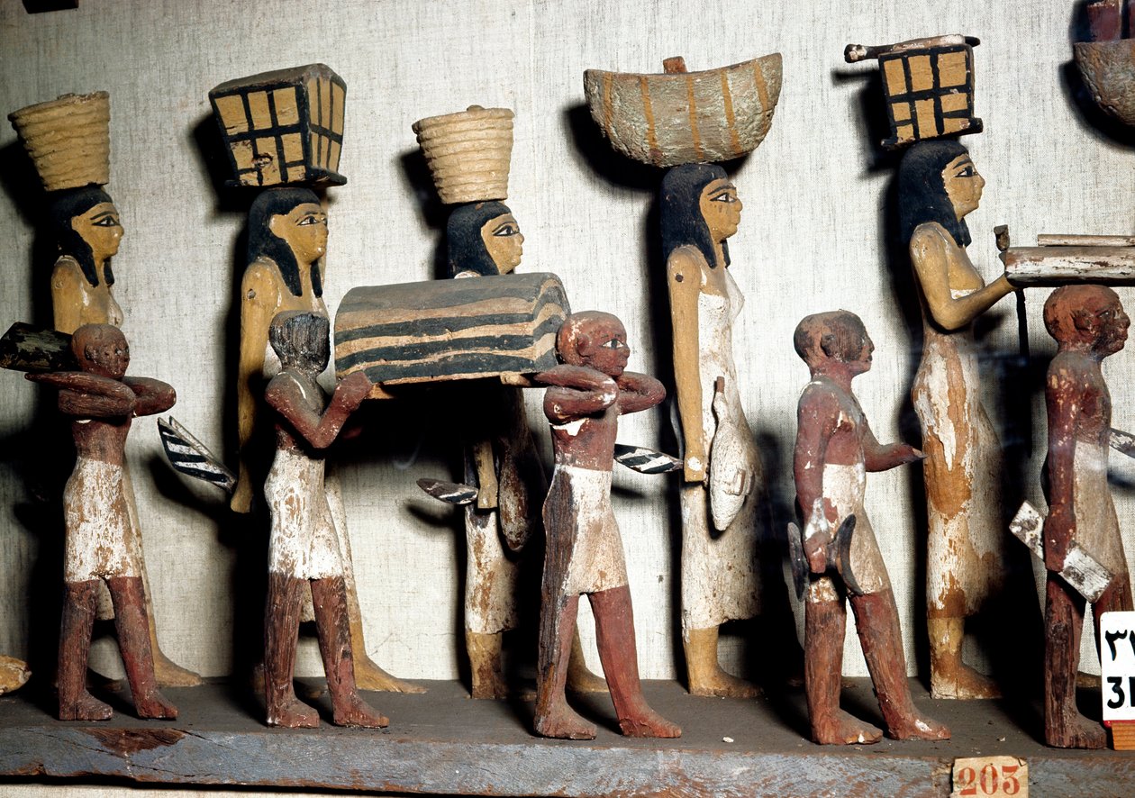 Antykwit egipski: rzeźbiona grupa z malowanego drewna przedstawiająca służących niosących ofiary dla zmarłych. Kair, Muzeum Egipskie autorstwa Egyptian Egyptian