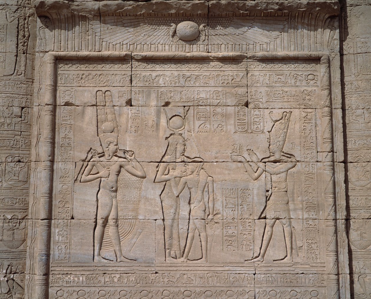 Starożytność egipska: widok płaskorzeźb świątyni bogini Hathor w Dendera autorstwa Egyptian Egyptian