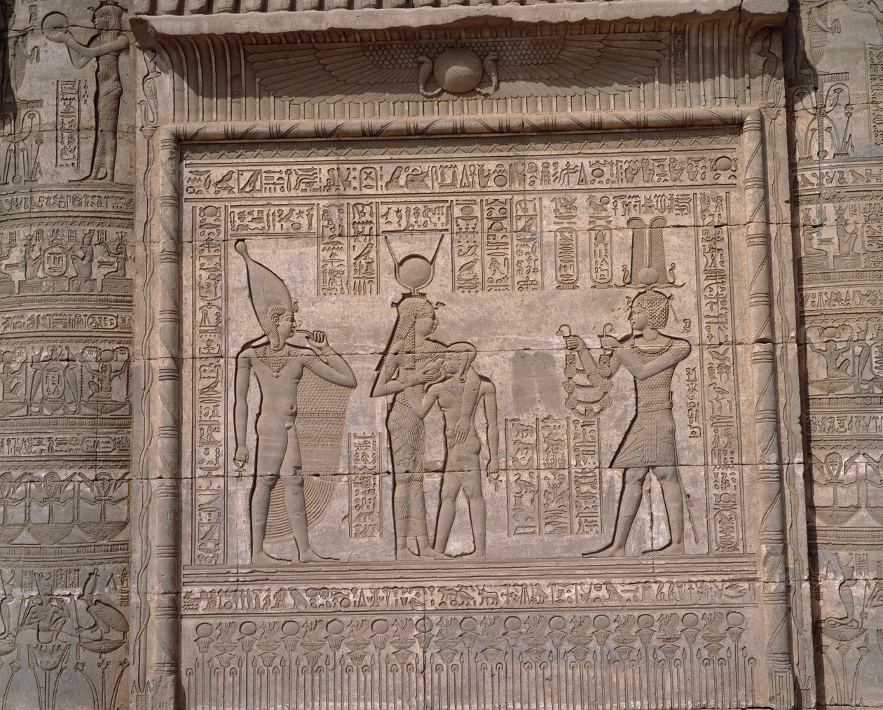 Starożytność egipska: widok płaskorzeźb świątyni bogini Hathor w Dendera autorstwa Egyptian Egyptian