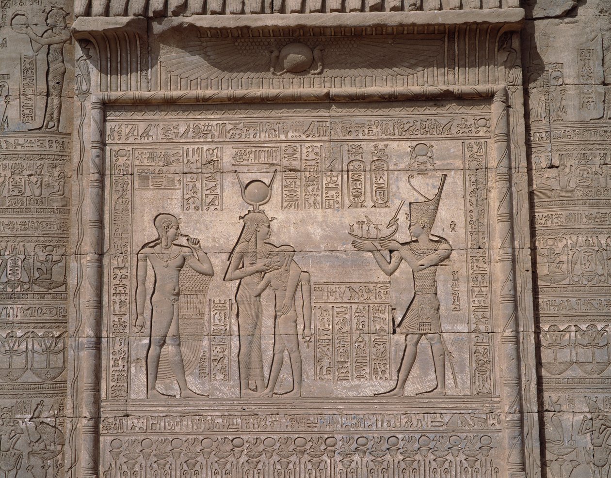 Starożytność egipska: widok na niskie reliefy świątyni bogini Hathor w Denderah autorstwa Egyptian Egyptian