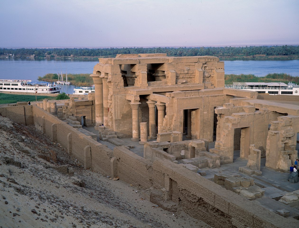 Starożytność egipska: widok na świątynię Kom Ombo. II wiek p.n.e. Asuan. Egipt autorstwa Egyptian Egyptian