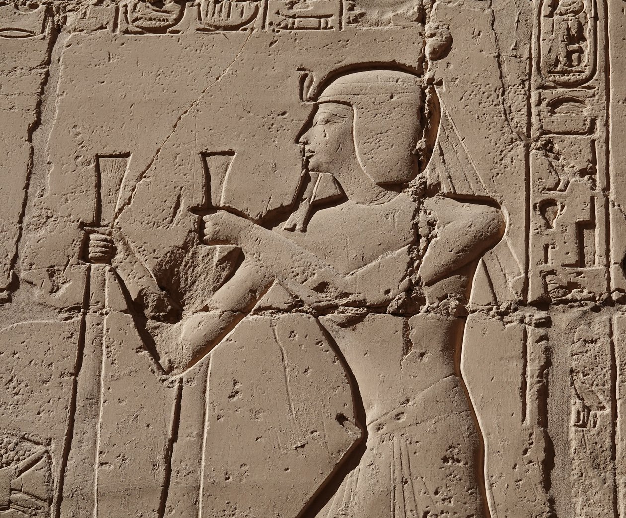 Faraon noszący kobrę, świątynia w Luksorze (relief) autorstwa Egyptian Egyptian