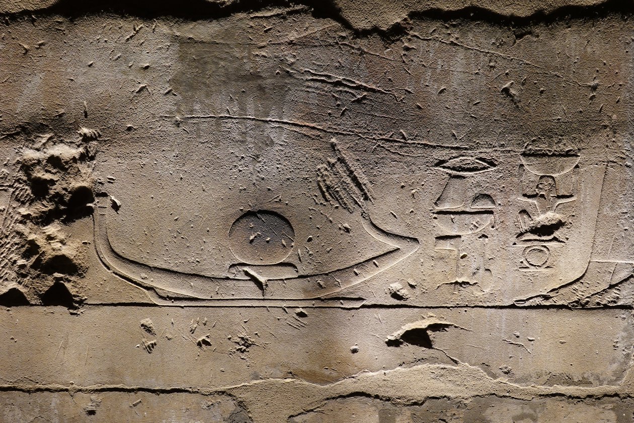 Re porusza się na łodzi solarnej, Świątynia Luksorska (relief) autorstwa Egyptian Egyptian