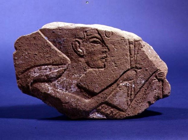 Reliefowa głowa Nefertiti, z Abadaya Grave B86 (kamień) autorstwa Egyptian Egyptian