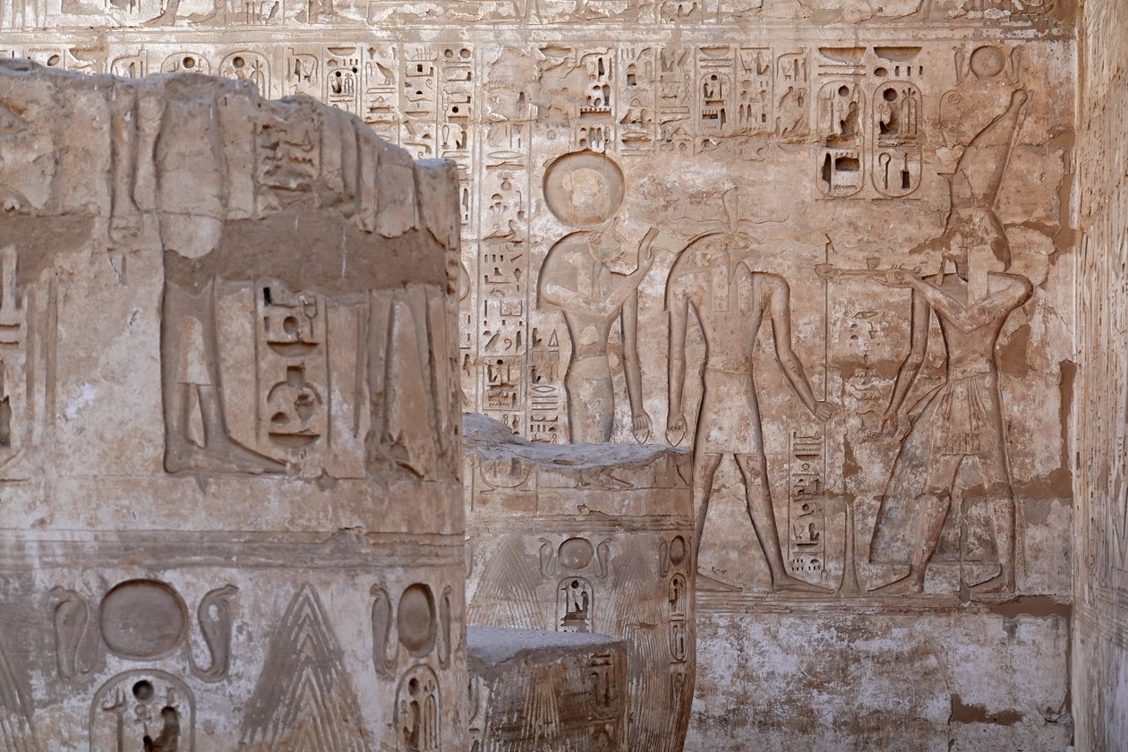 Władca Górnego Egiptu składający ofiarę Ra i Knoumowi, Świątynia Horusa, Edfu autorstwa Egyptian Egyptian