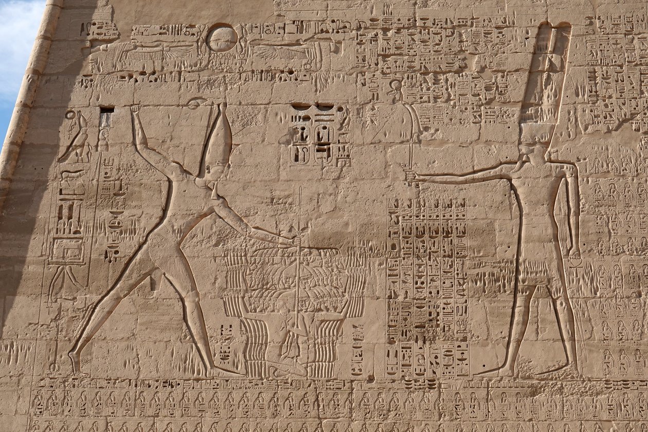 Scena masakry wrogów, Świątynia Horusa, Edfu autorstwa Egyptian Egyptian
