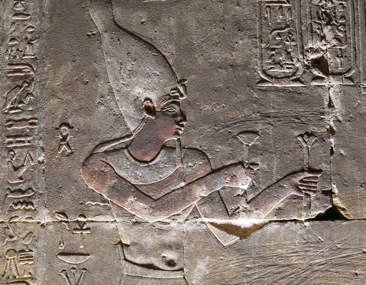 Faraon noszący Hedjet, Świątynia Horusa w Edfu autorstwa Egyptian Egyptian