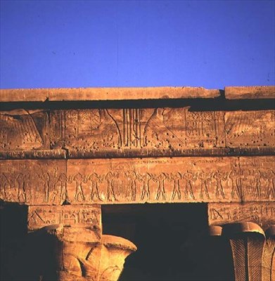Architraw, ze świątyni Horusa autorstwa Egyptian Ptolemaic Period