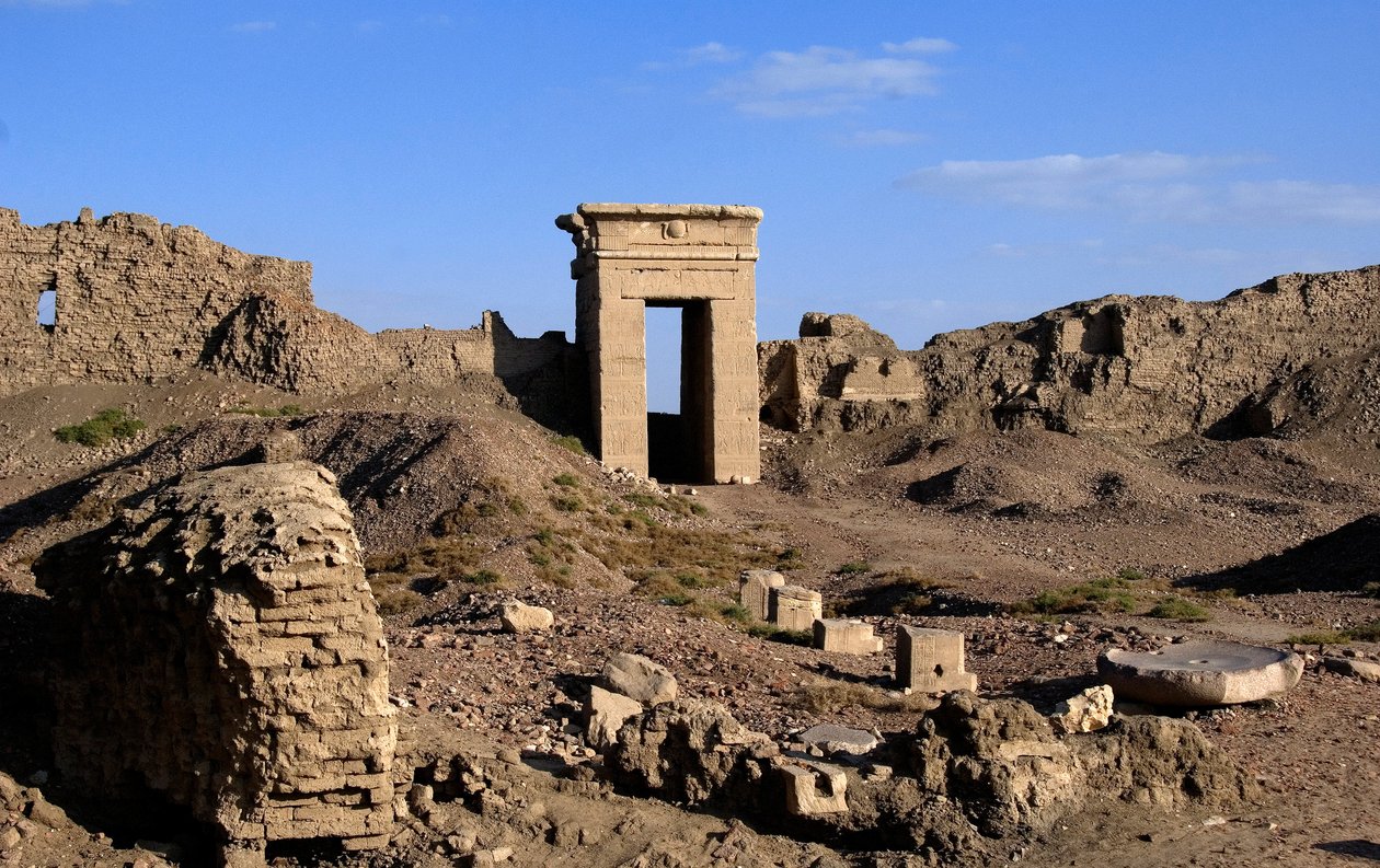 Starożytność egipska: widok łuku bramy północnej, świątynia Hathor, Dendera, Egipt autorstwa Egyptian Ptolemaic Period