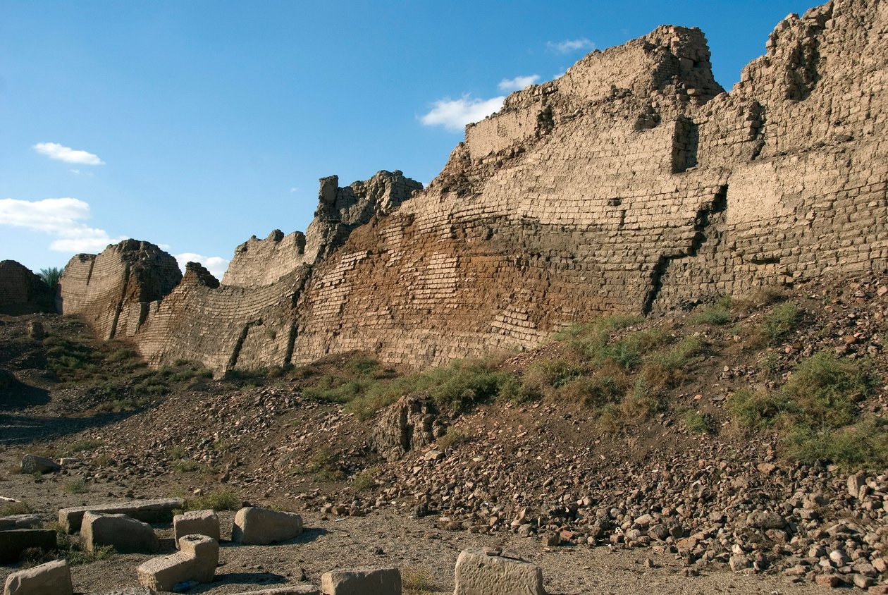 Starożytność Egiptu: Mury chroniące miejsce świątyni poświęconej Hathor, Dendera, Egipt autorstwa Egyptian Ptolemaic Period